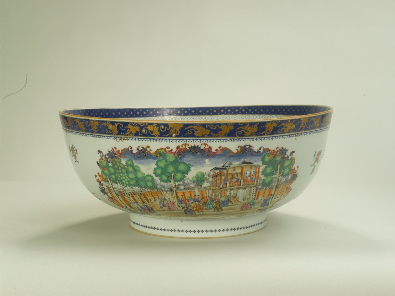 Famille rózsa puncstál ovális lapos panellel, amely a Grand Walk-et ábrázolja, Vauxhall Gardens az 1750-es években, Qianlong időszak (1736-95) 1790 körül (kerámia) (lásd még: 294698) alkotó: Chinese School