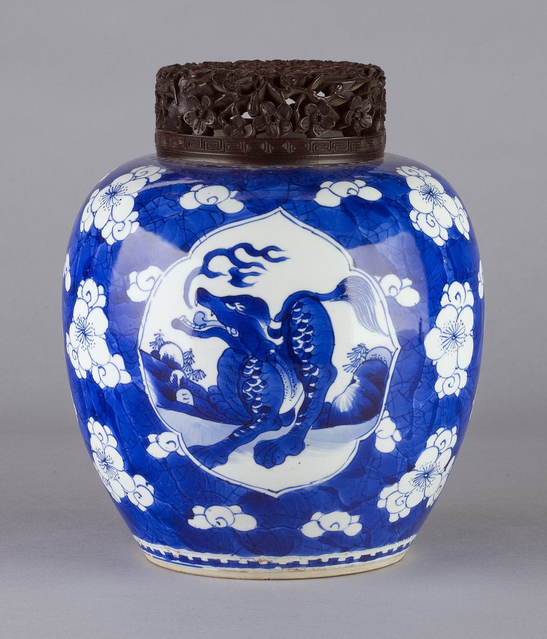 Tégely (fedéllel és sárkánymintával), 1662-1722 (kerámia) alkotó: Chinese School