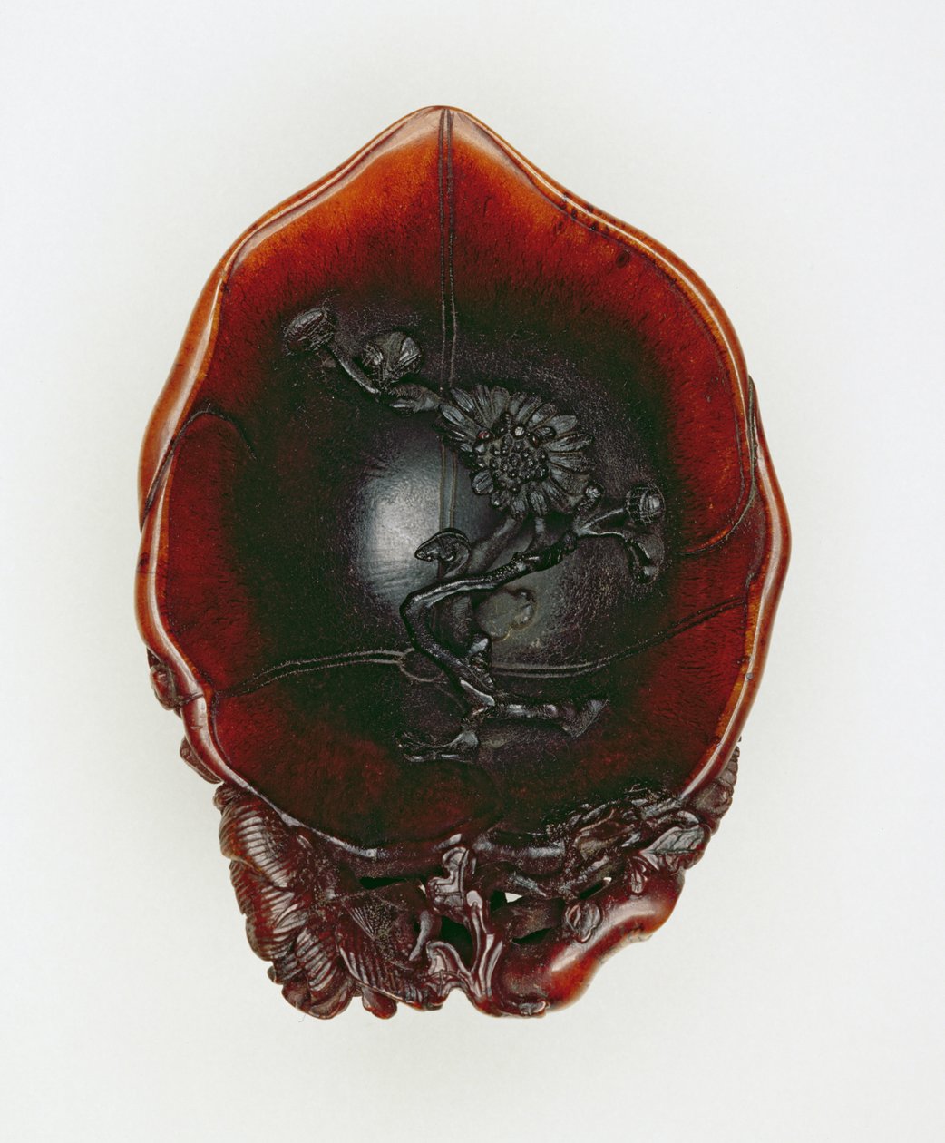 Libation csésze, Qianlong időszak 1736-95 (faragott orrszarvú szarv) (lásd: 142653-5 és 142692) alkotó: Chinese School