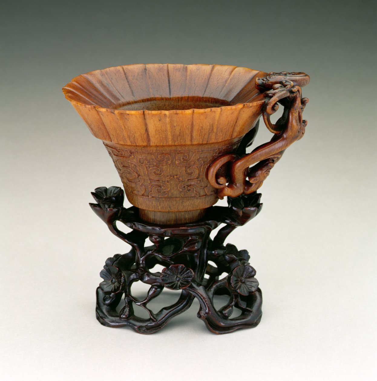 Libation csésze, Qianlong időszak 1736-95, Ching-dinasztia, kínai, 17. század közepe (faragott orrszarvúszarv) (lásd: 142638, 142654-5) alkotó: Chinese School