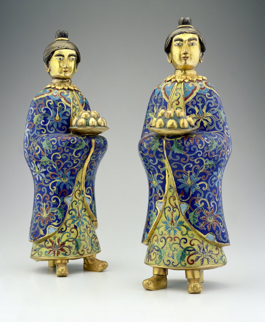 Pár női kísérő, Qianlong időszak, 1736-95 (Cloisonne zománc) alkotó: Chinese School