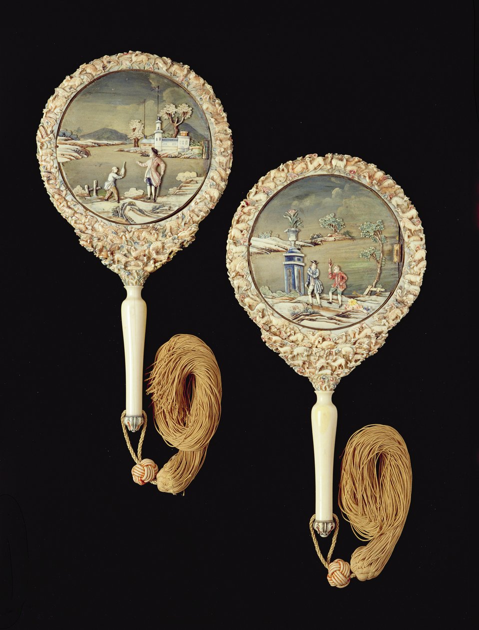 Pár kézi tükör, valószínűleg Kantonban, Qianlong-korszakban, 1736-95 (polikróm elefántcsont) készült (lásd: 207209) alkotó: Chinese School