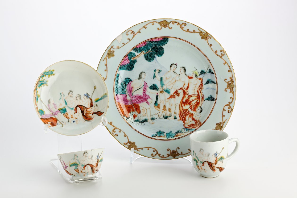 Párizsi ítélet ábrázolásával díszített tányér, teástál, kávéscsésze és csészealj (porcelán) alkotó: Chinese School
