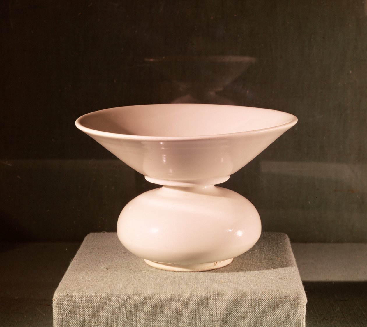 Porcelán köpőcsésze, Xian, Shaanxi, Tang-dinasztia (i.sz. 618-907) (porcelán) alkotó: Chinese School