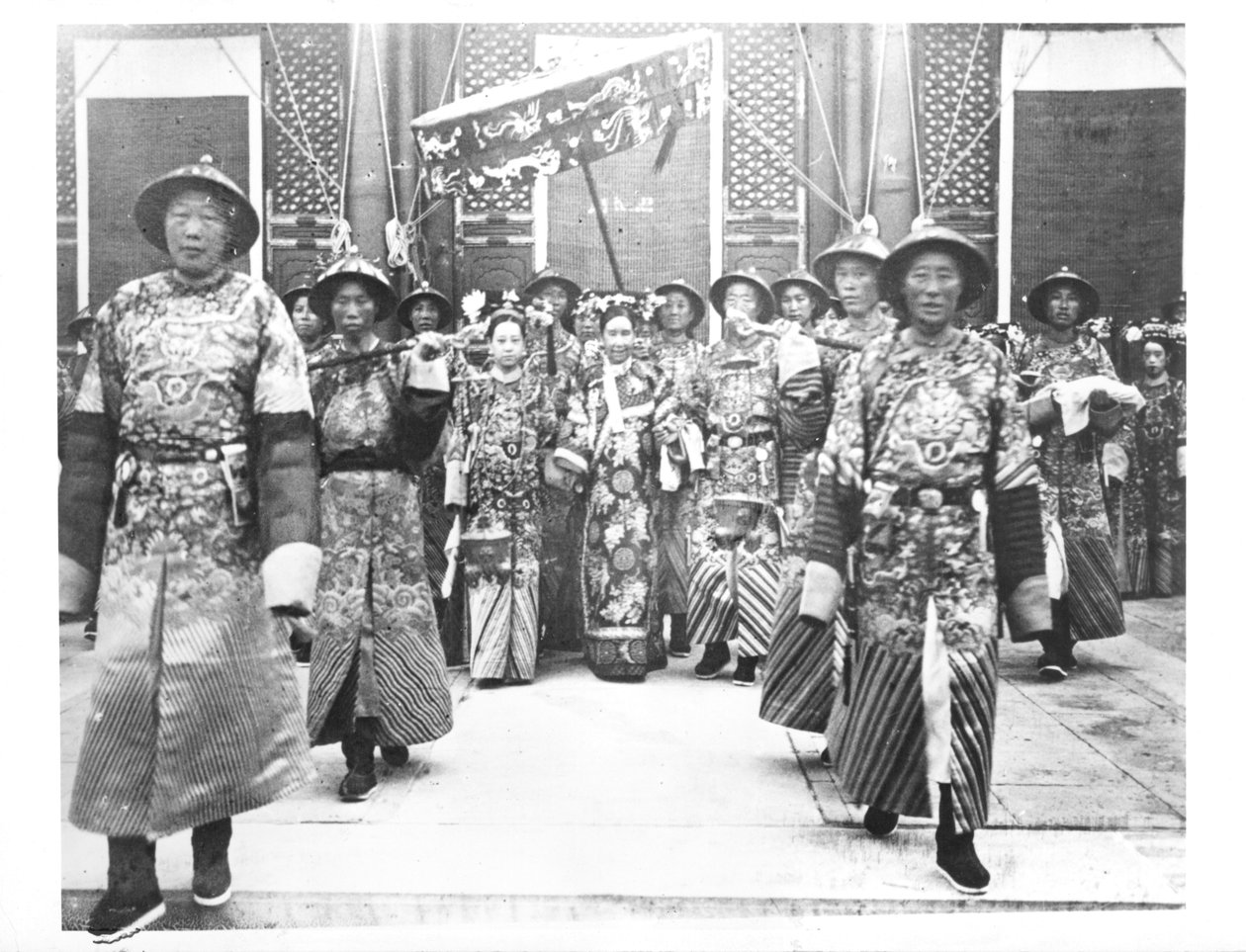 TzU-Hsi (1835-1908) kínai császárné portréja várhölgyekkel és őrökkel alkotó: Chinese School