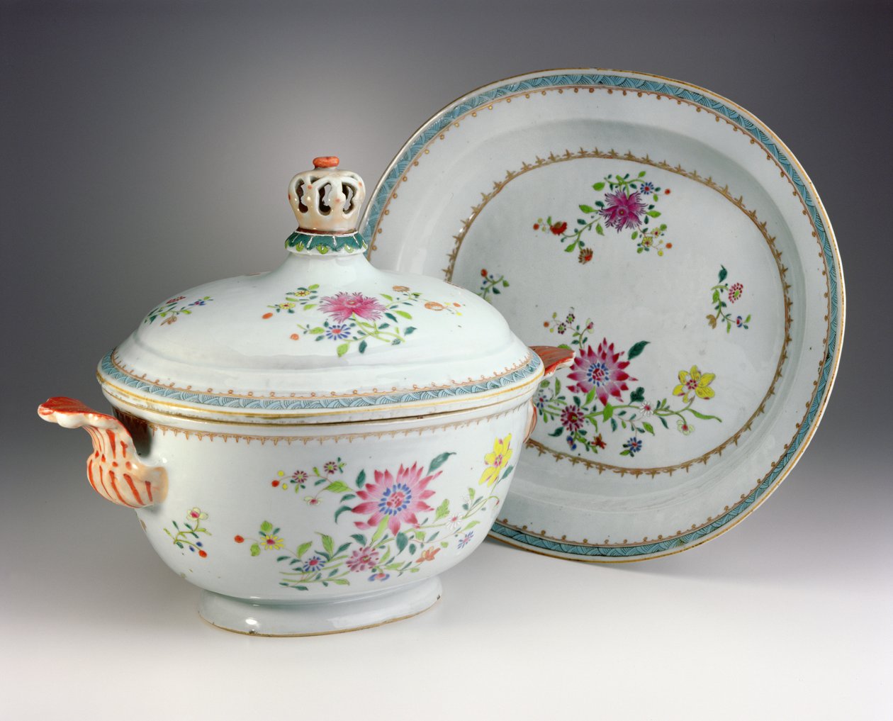 Tureen, borító és állvány, Qianlong időszak, 1736-95 (famille rose porcelán) alkotó: Chinese School