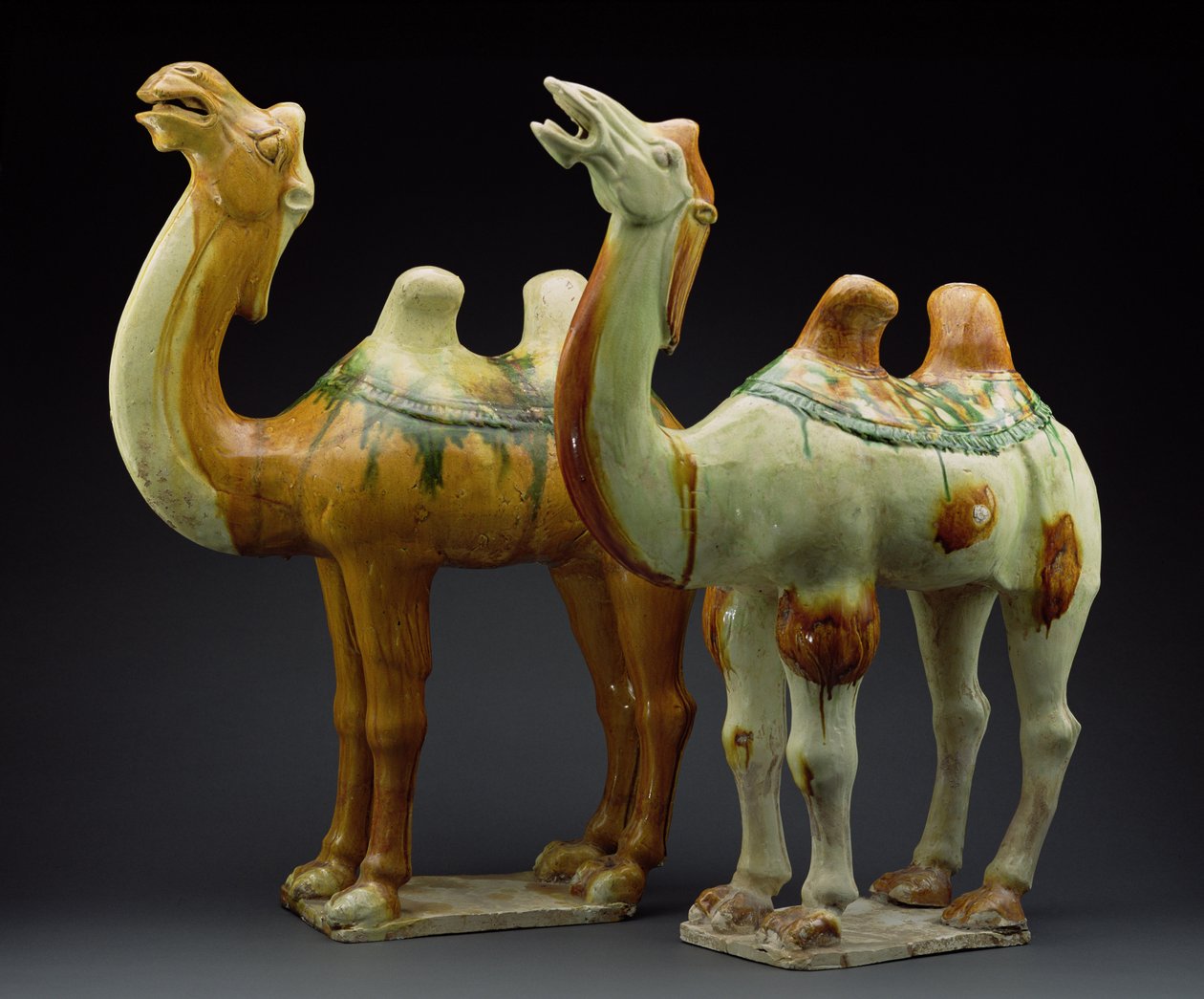 Két teve, Tang-dinasztia (618-907) (mázas cserép) alkotó: Chinese School