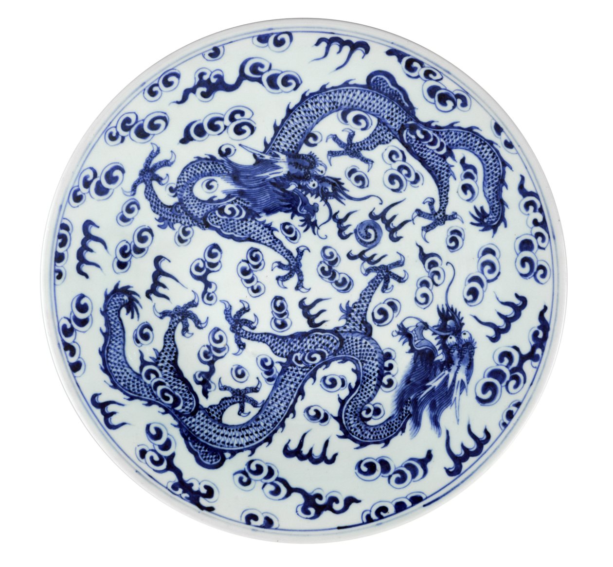 Fehér és kék tányér két négykarmos sárkánnyal, stilizált lángokkal és felhőkkel, 1662-1722 (kerámia) alkotó: Chinese School
