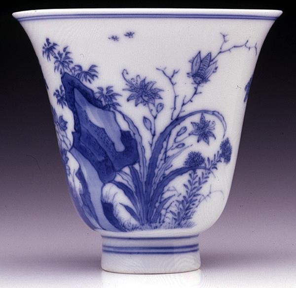 Félig tojáshéjas főzőpohár, Kangxi jelzés és 1662-1722 közötti időszak (porcelán kék aláfestéssel) (lásd 142559 és 142558 alul) alkotó: Chinese School Chinese School
