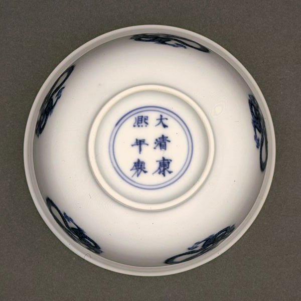 Tál alsó része, Kangxi jel és 1662-1722 közötti időszak (porcelán kék aláfestéssel) (lásd még: 142284) alkotó: Chinese School Chinese School