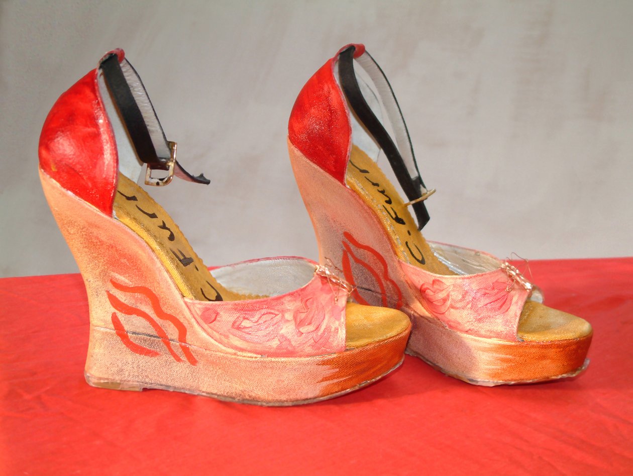 Baisse, Moi, Festett Dehavilland sarokcipő, 2006 (szobor) alkotó: Christian Furr