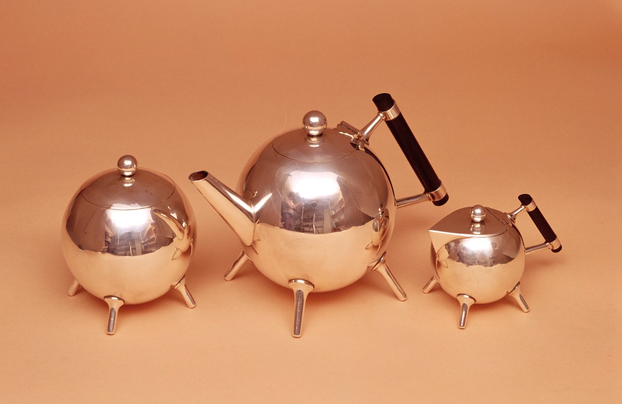 Aranyozott belső teával, James Dixon und Sons gyártmánya, 1880 (galvanizált ezüst) alkotó: Christopher Dresser