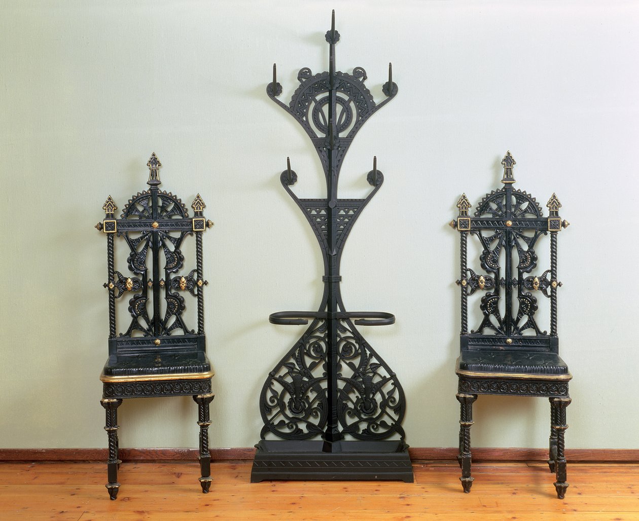 Kabát, sapka és esernyőtartó két kerti vagy előszoba székkel, Coalbrookdale, 1867-69 (öntöttvas) alkotó: Christopher Dresser
