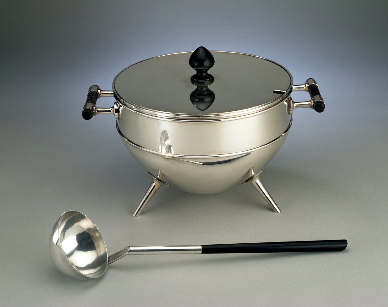 Levesturen és merőkanál, gyártó: Hukin & Heath, 1880 (galvanizálás és ebonizált fa) alkotó: Christopher Dresser