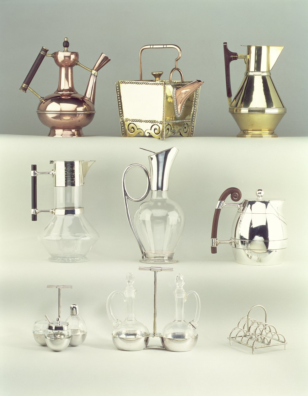 Top, L-R: Oriental Coffee Pot, Benham & Froud, 1888 körül (sárgaréz, réz és fa); Japán Rivetted Square teáskanna, Benham & Froud, 1888 körül (réz és sárgaréz); Claret Jug, Richard Perry, Son & Co., 1880 körül alkotó: Christopher Dresser