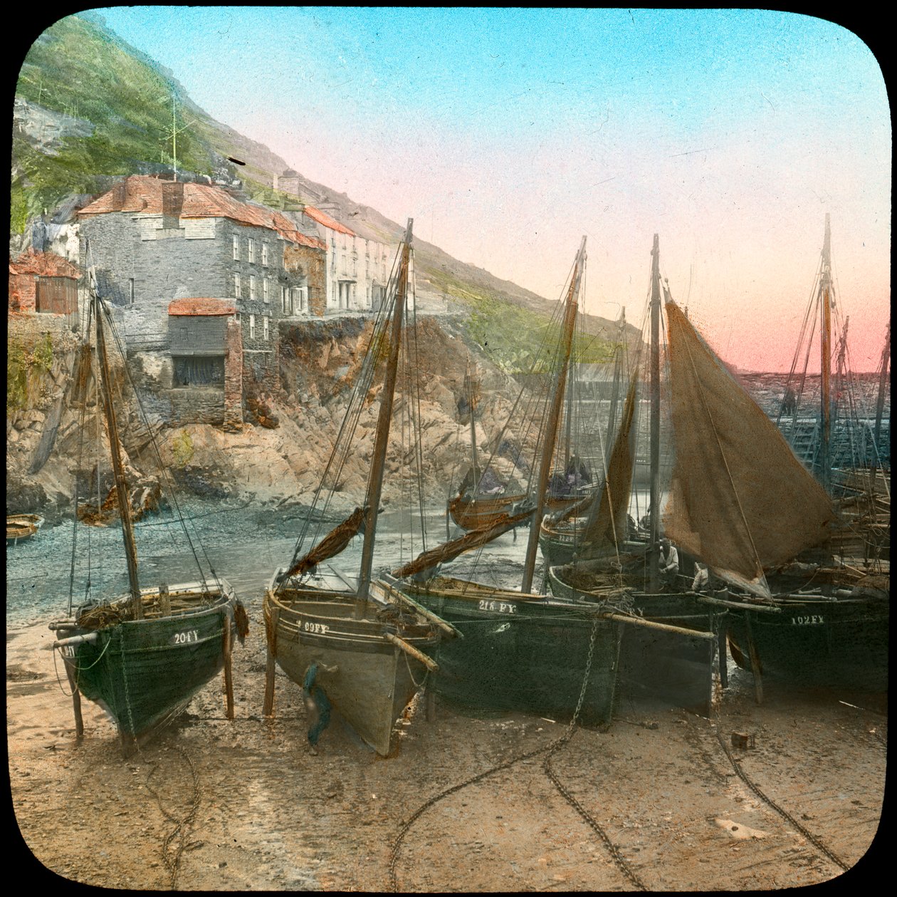 Halászflotta apálykor, Polperro, Cornwall, 19. század vége vagy 20. század eleje alkotó: Church Army Lantern Department