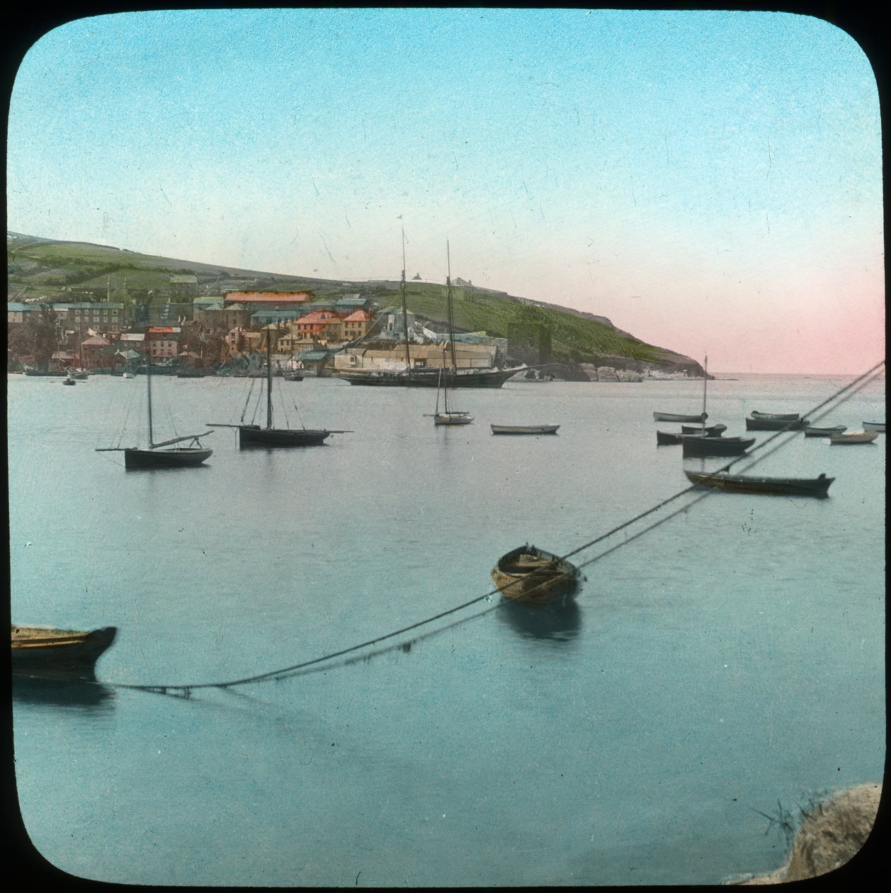 Polruan a cornwalli Fowey-ből, a 19. század végén vagy a 20. század elején. alkotó: Church Army Lantern Department