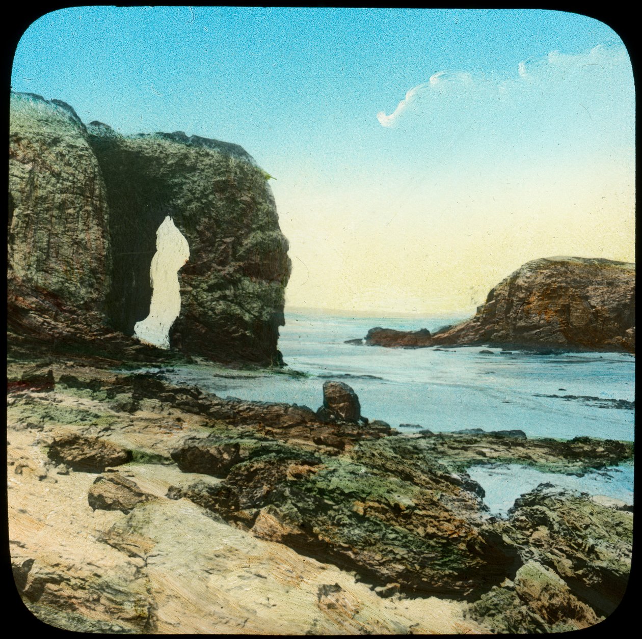 Sziklaív a Perran Beachen, Cornwallban, a 19. század végén vagy a 20. század elején alkotó: Church Army Lantern Department