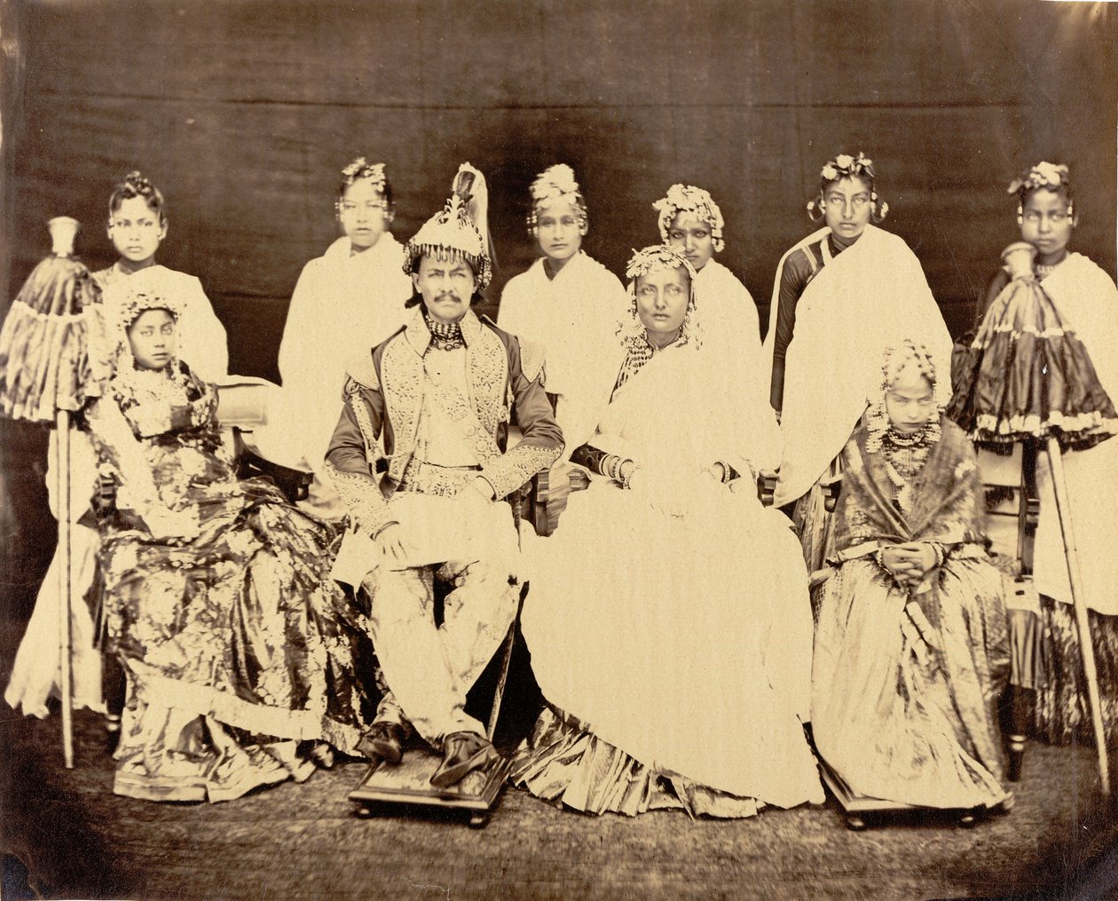 Jung Bahadoor fő feleségével, 2 lányával és rabszolgalányaival alkotó: Clarence Comyn Taylor