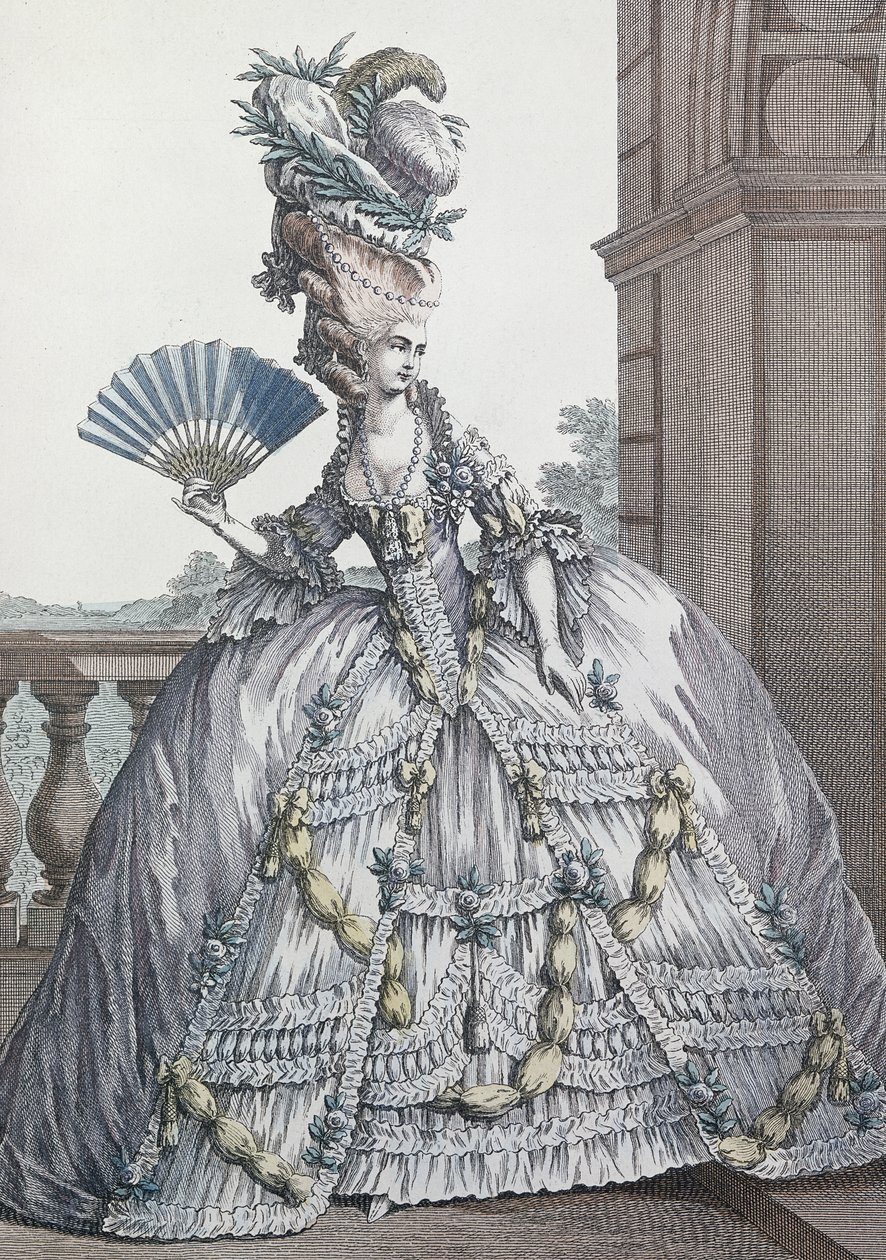 Stílusos ruhát viselő nő „A la Victoire” hajával, Voysand metszetével, 1778 alkotó: Claude Louis Desrais