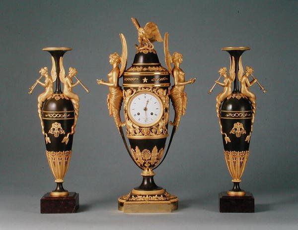 Egy empire vázaóra és egy pár függőváza, 1810 körül (patinázott bronz és érc) alkotó: Claude (attr. to) Galle
