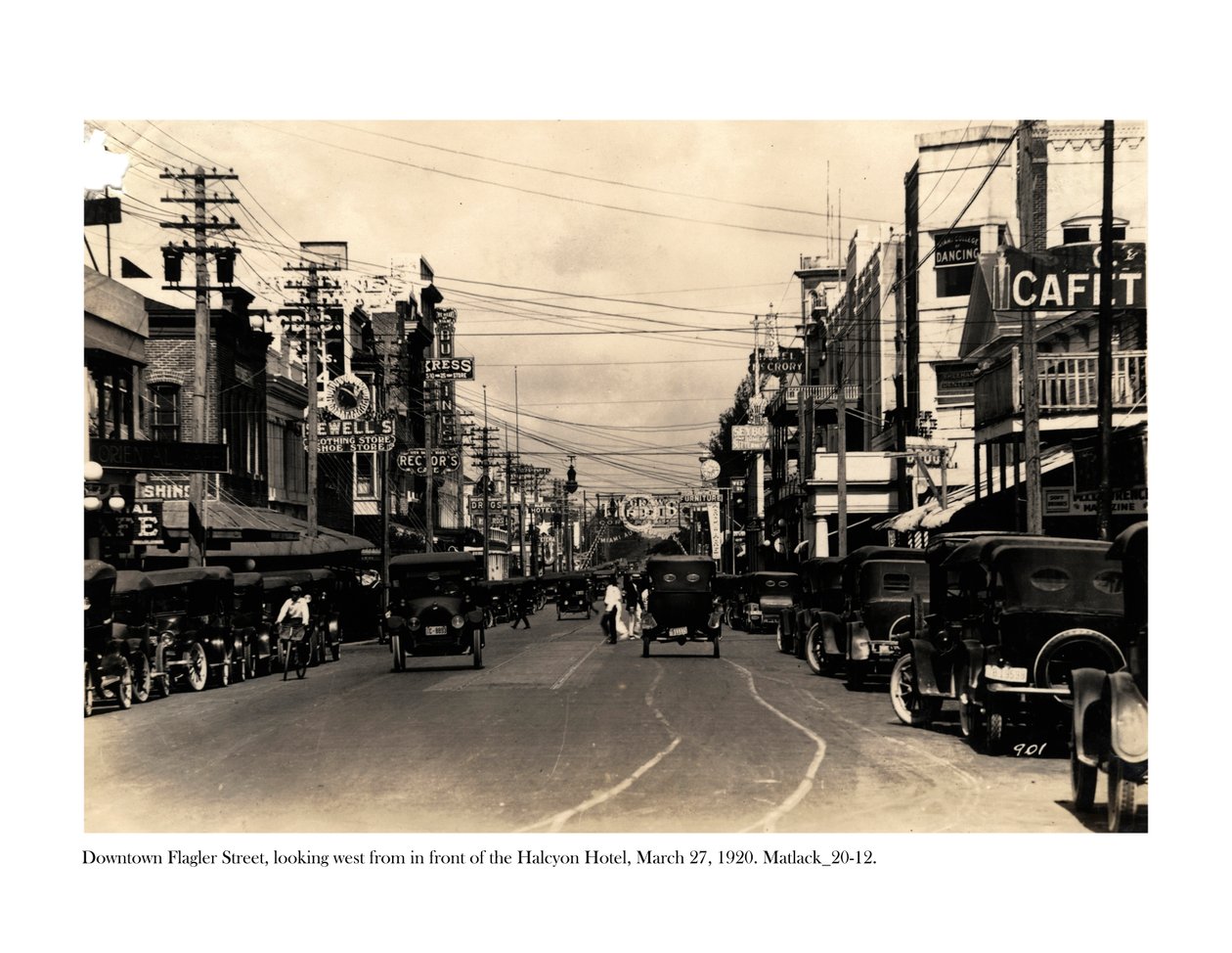 Flagler Street, nyugati irányban a Halcyon Hotel elől, 1920. március 27. alkotó: Claude C. Matlack