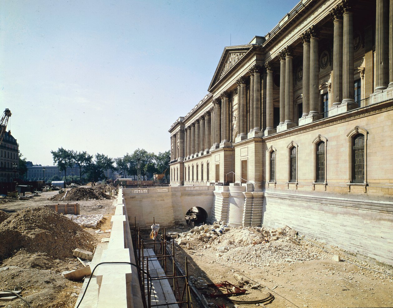 A Louvre oszlopcsarnoka a restaurálás alatt, 1966. szeptember 8. alkotó: Claude Perrault