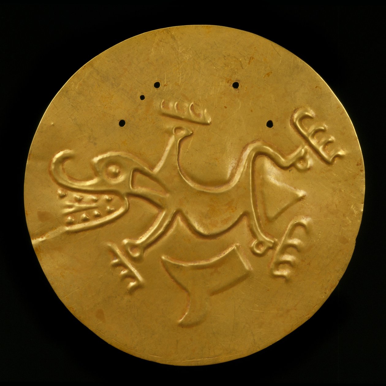 Korongos mellizom krokodillal, i.sz. 300-1550 (kalapált és üldözött arany) alkotó: Coclé Gran