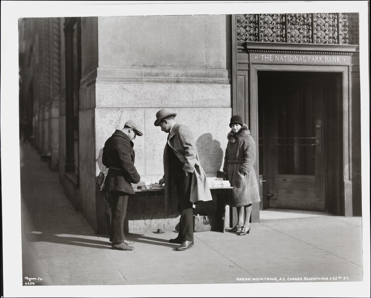 Vak hírkereskedő, Aaron Weintraub a 7th Avenue & 32nd Street délkeleti sarkánál lévő standjánál alkotó: Company Byron