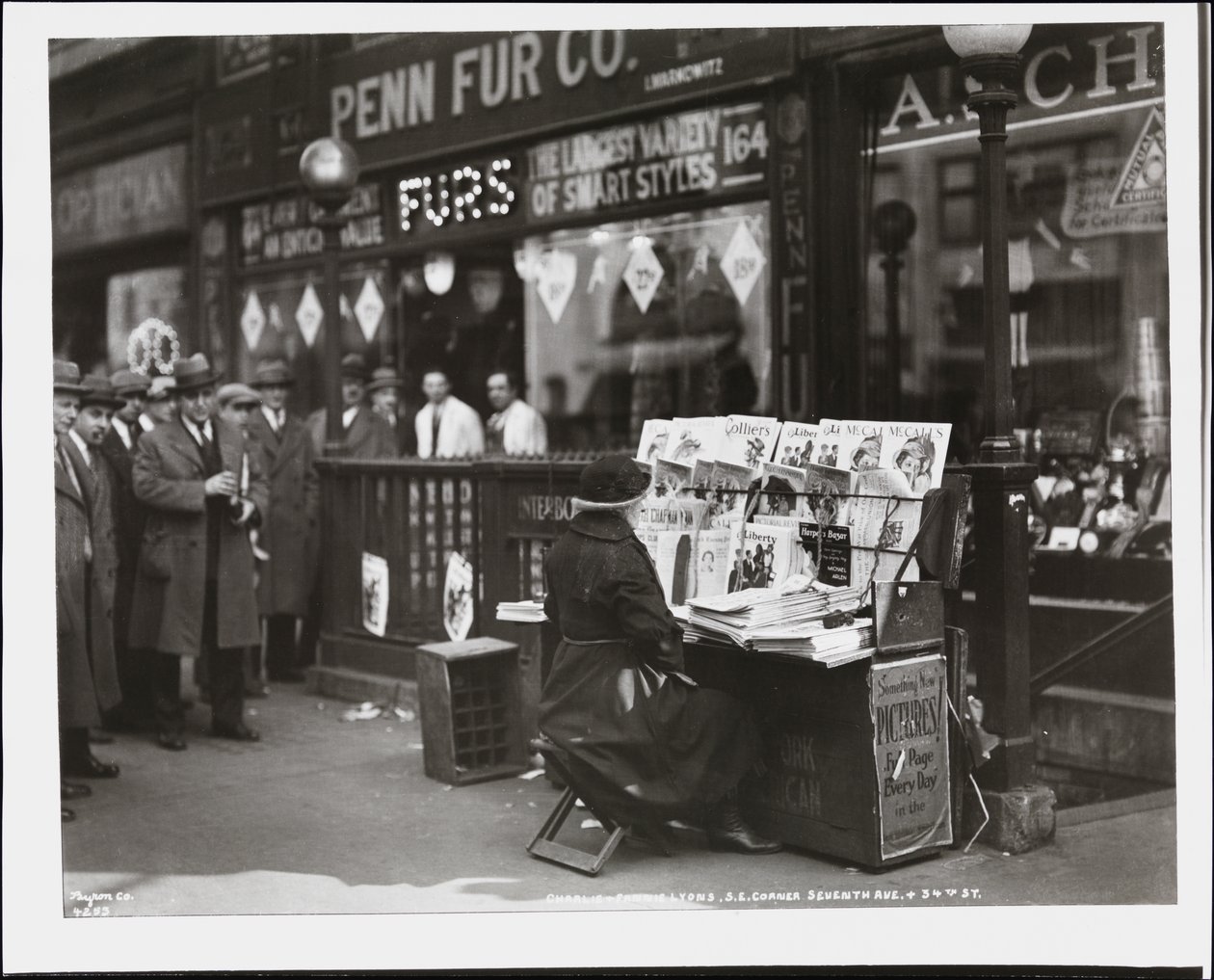 A vak hírkereskedő, Fannie Lyons a 7th Avenue & 34th Street délkeleti sarkánál lévő standjánál alkotó: Company Byron