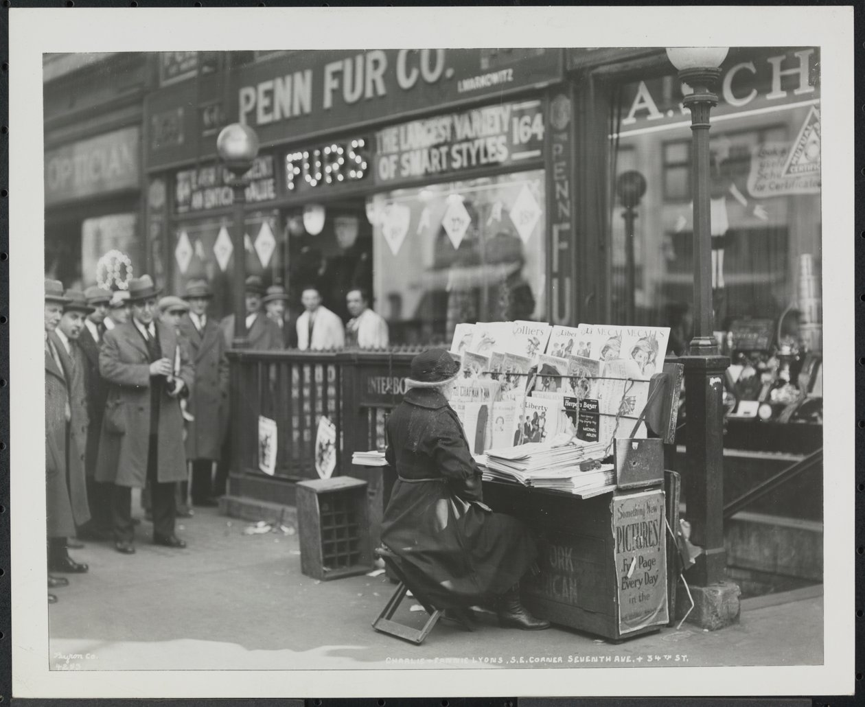 A vak hírkereskedő, Fannie Lyons a 7th Avenue & 34th Street délkeleti sarkánál lévő standjánál alkotó: Company Byron