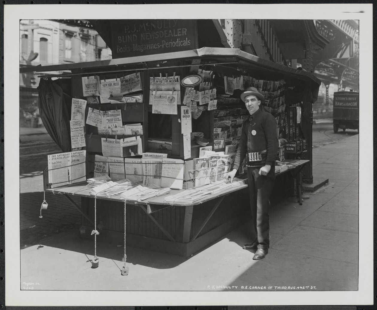 Vak hírkereskedő, P.J. McNulty a standjánál a 3rd Avenue & 42nd Street északkeleti sarkánál alkotó: Company Byron
