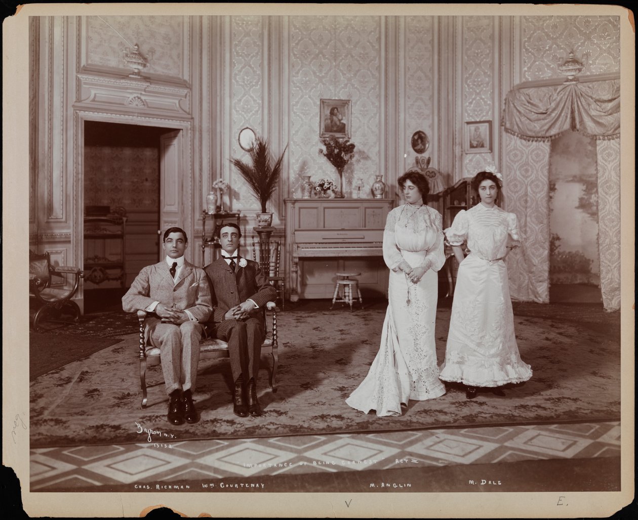 Charles Richman mint John Worthing, William Courtney mint Algernon Moncrieff, Margaret Anglin mint Gwendolen Fairfax és Margaret Dale mint Cecily Carew Oscar Wilde „The Importance of Being Earnest” című filmjének felelevenítésében, amelyet Charles Frohman  alkotó: Company Byron
