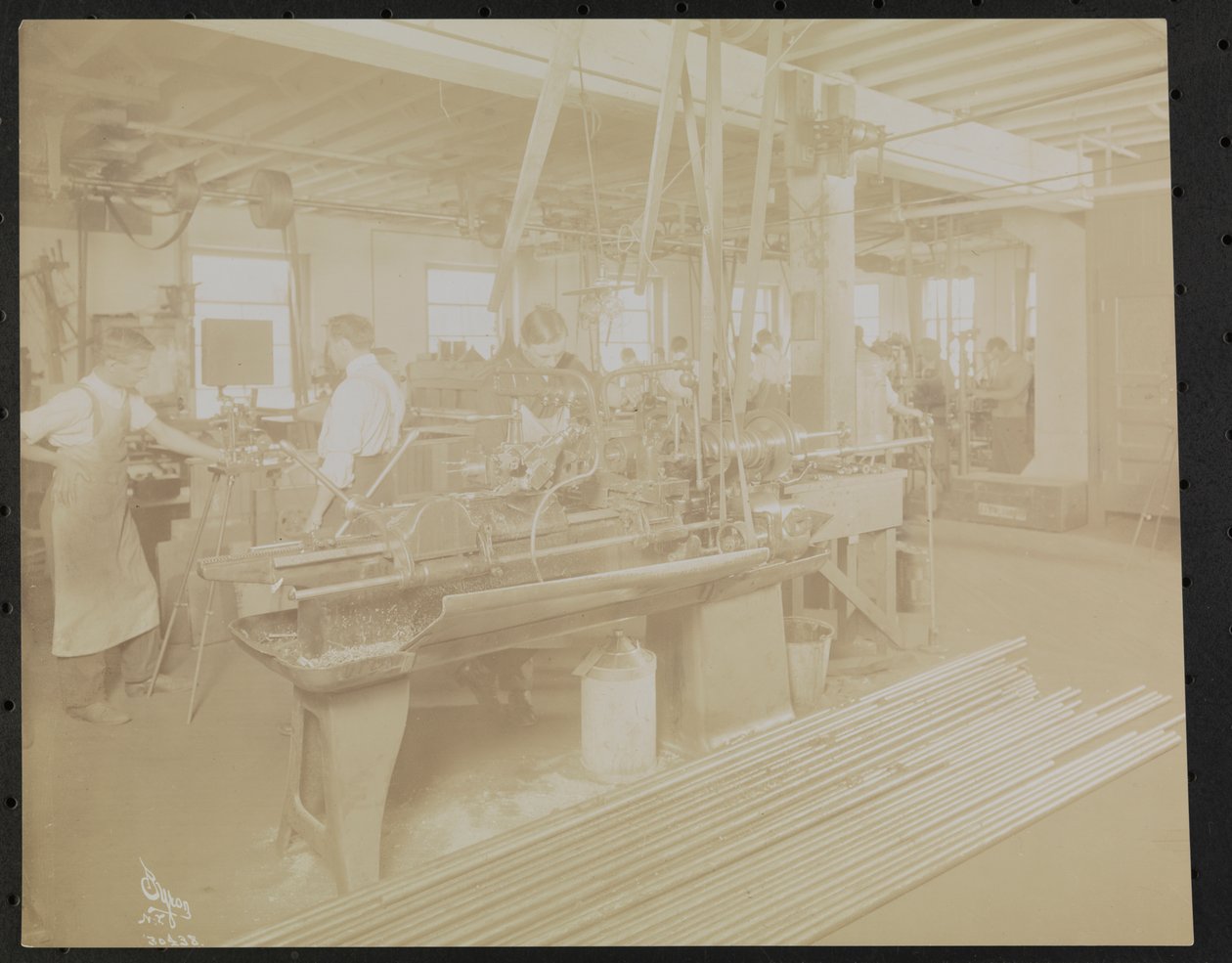 Dressler & Co. mozgóképlaboratórium férfiakkal alkotó: Company Byron