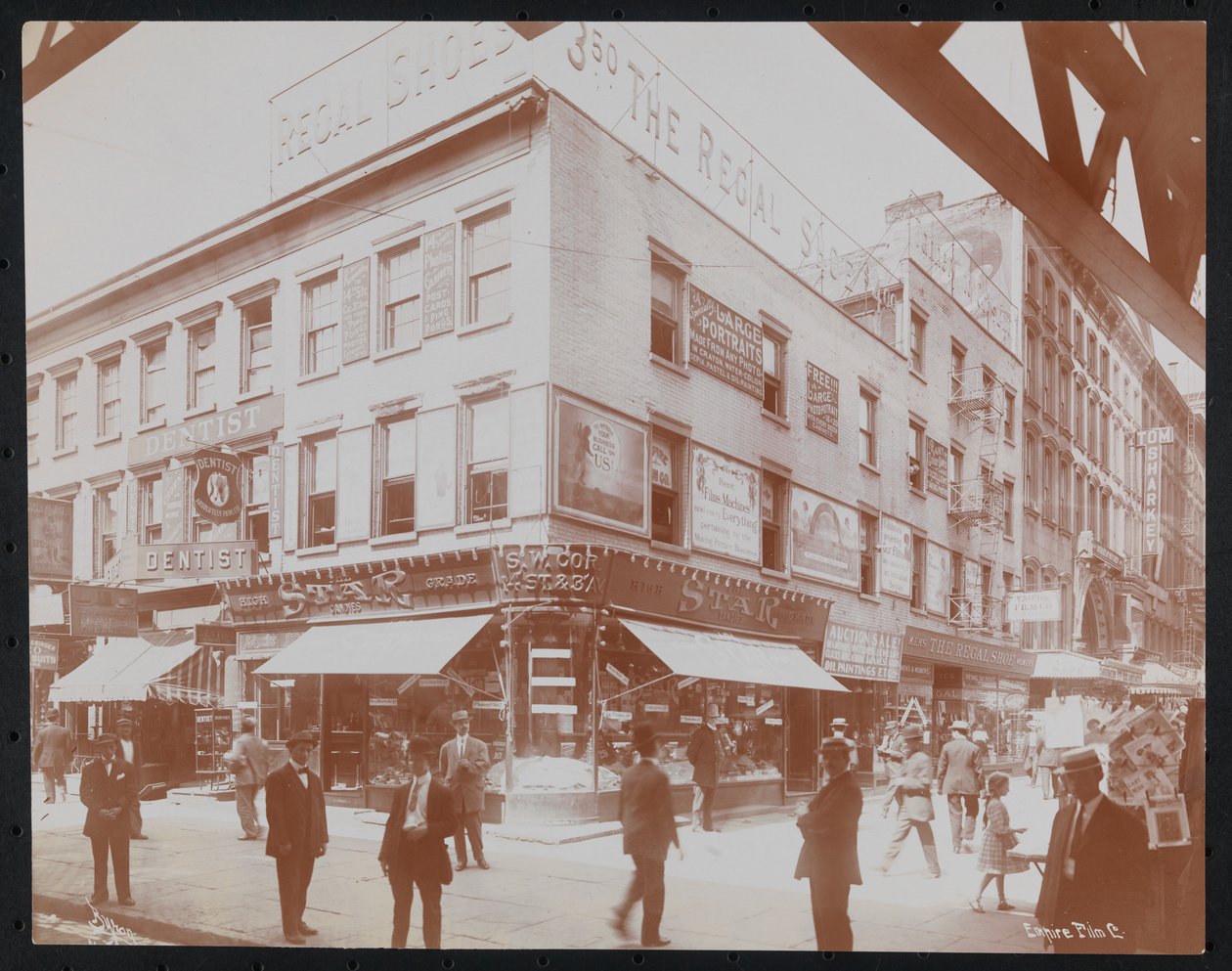 A 14th Street és a 3rd Avenue délnyugati sarka a Star Candies üzlettel, egy fogorvossal, a Regal Shoe üzlettel és az Empire Film Co.-val, gyalogosokkal, óriásplakátokkal és a 3rd Avenue emeltvasútjának tartójával, 1905 körül (b/ w fotó) alkotó: Company Byron
