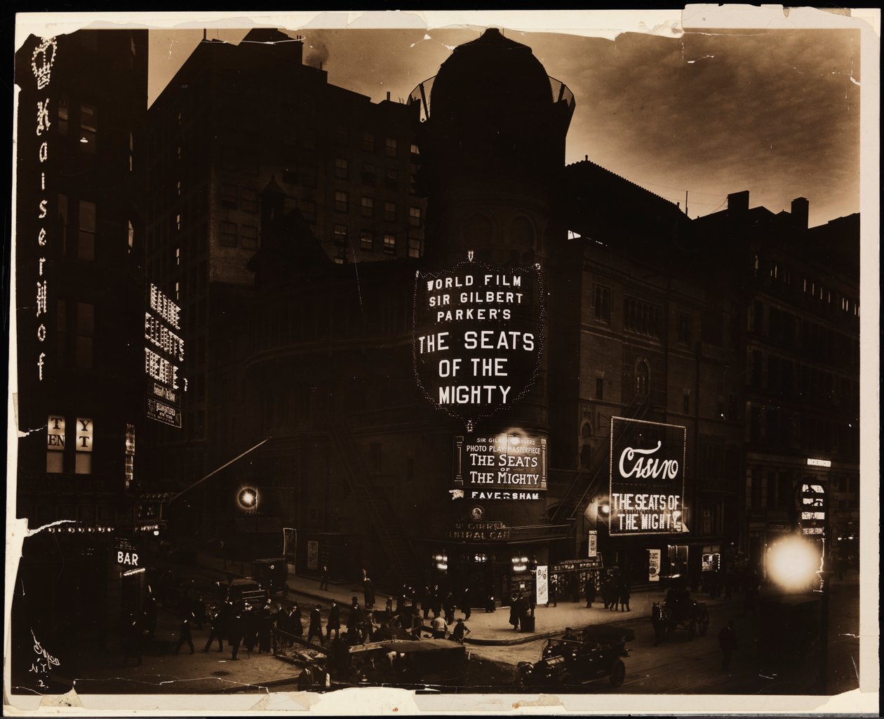 A Casino Theatre éjszaka, tömegek és autók, valamint építőmunkások kotorásznak az utcán, Broadway és 39th St., New York, 1915 körül (f/w fotó) alkotó: Company Byron