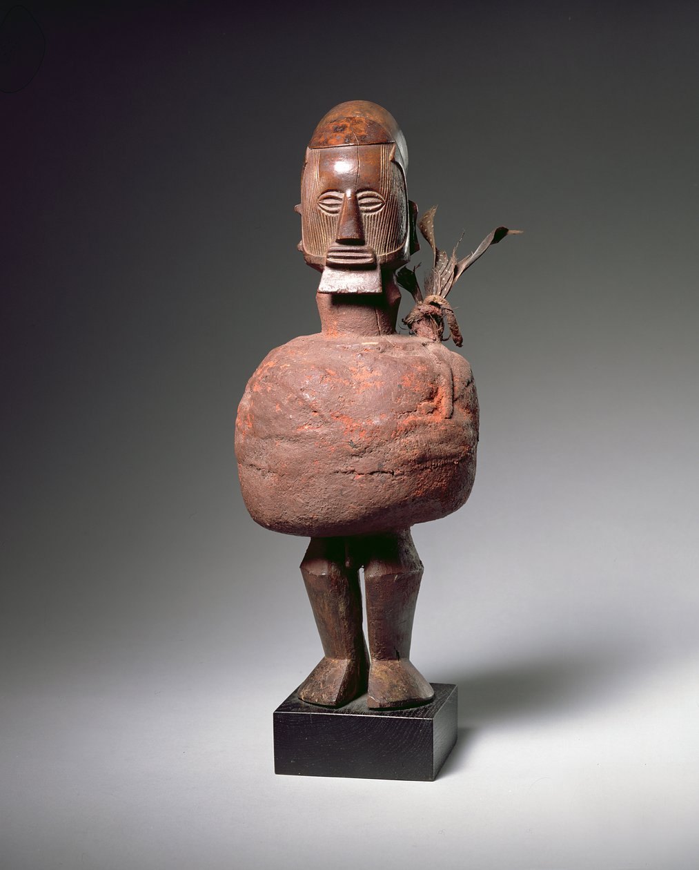 Nkisi lelki figura (fa, agyag, textil és toll) (lásd még: 181654) alkotó: Congolese