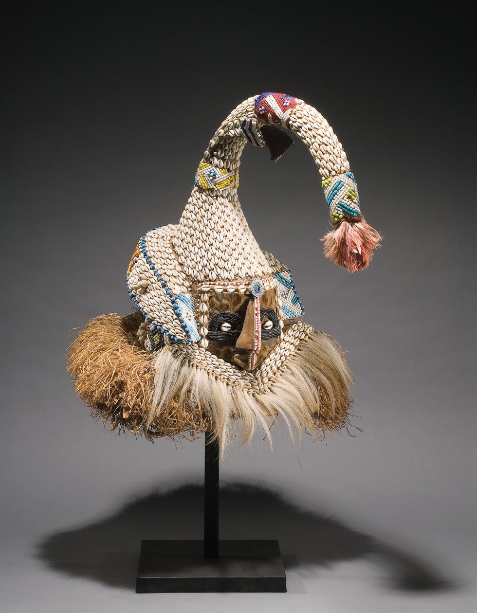 Kuba sisakmaszk (állati és növényi rostok, kagylók és raffia) alkotó: Congolese Congolese