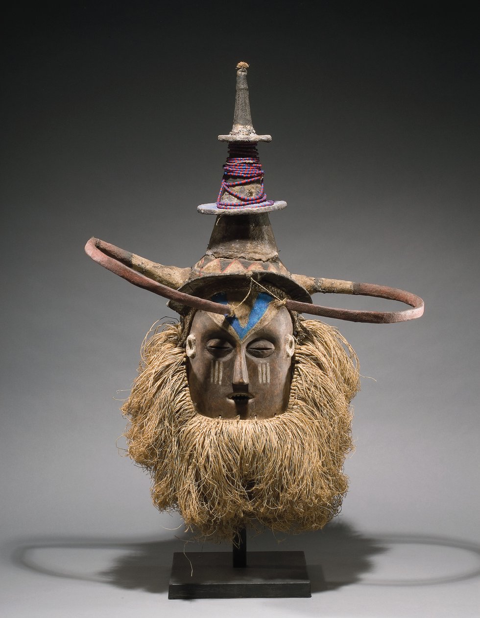 Yaka sisakmaszk (állati és növényi rostok, fa és raffia) alkotó: Congolese Congolese