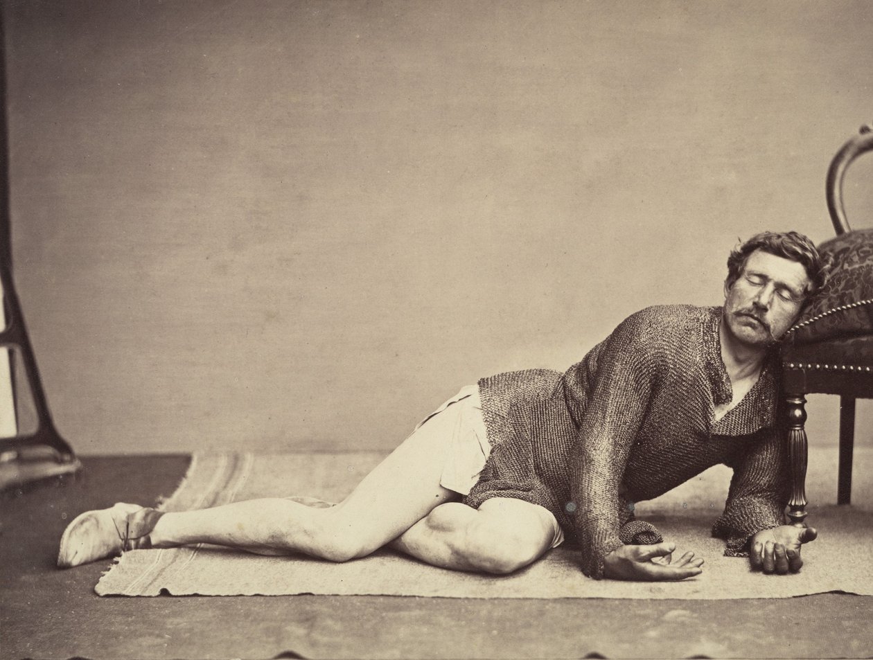 Férfi láncpántos tunikában, haldokló katonának pózol, kb. 1863. alkotó: Constant Delessert