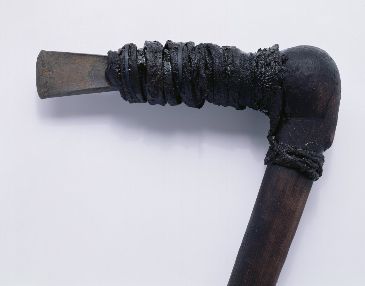 Az Oetzi Iceman tiszafa baltával talált balta bőrkötés részletesen 222116 alkotó: Copper Age