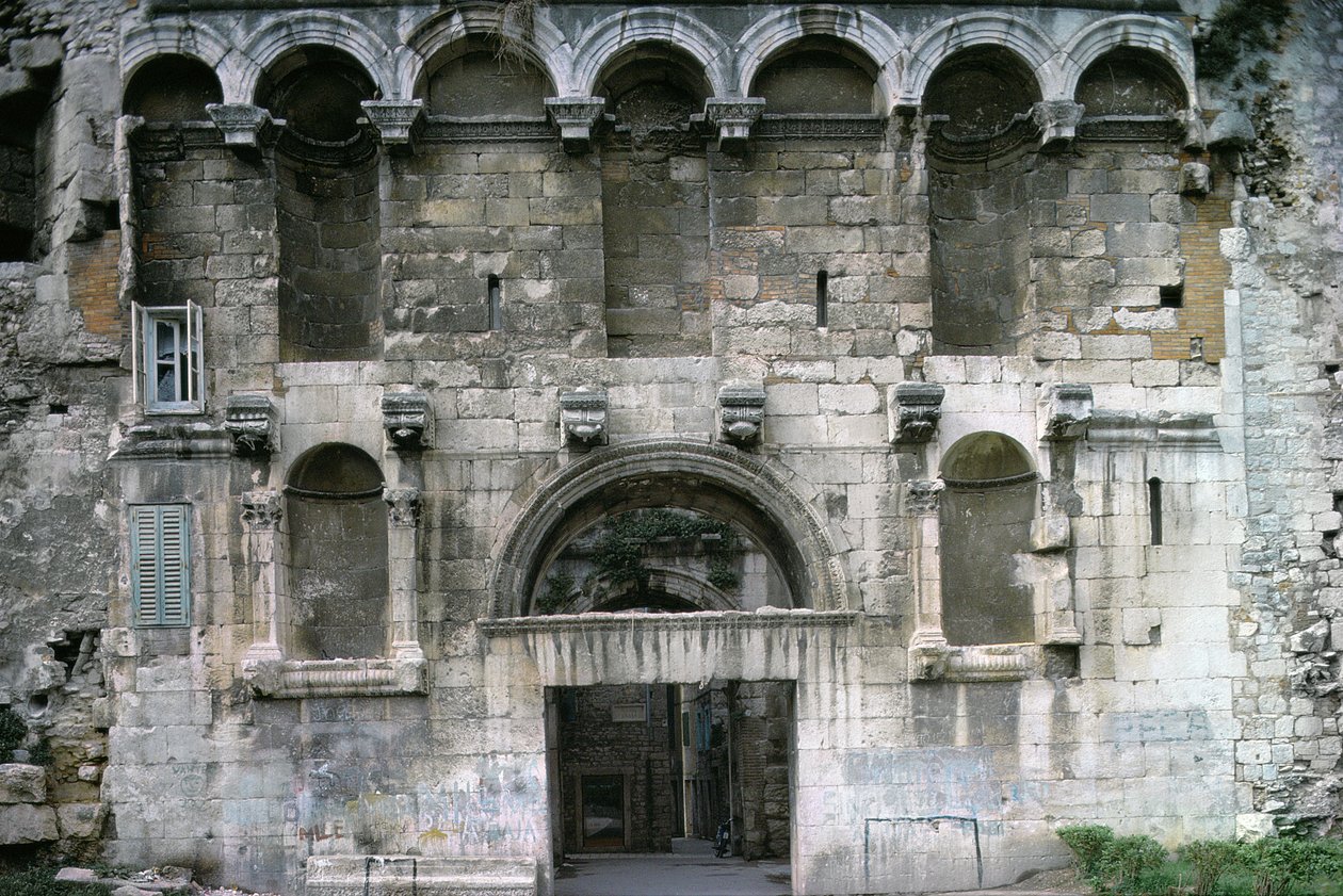 Porta Aurea Diocletianus palotájában. 300 körül alkotó: Croatian School