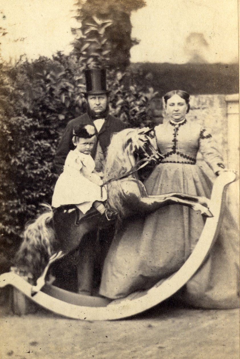 Fiatal lány nagy hintalovon, férfi és nő állva, 1860-as évek (albumnyomat) alkotó: Cruttenden