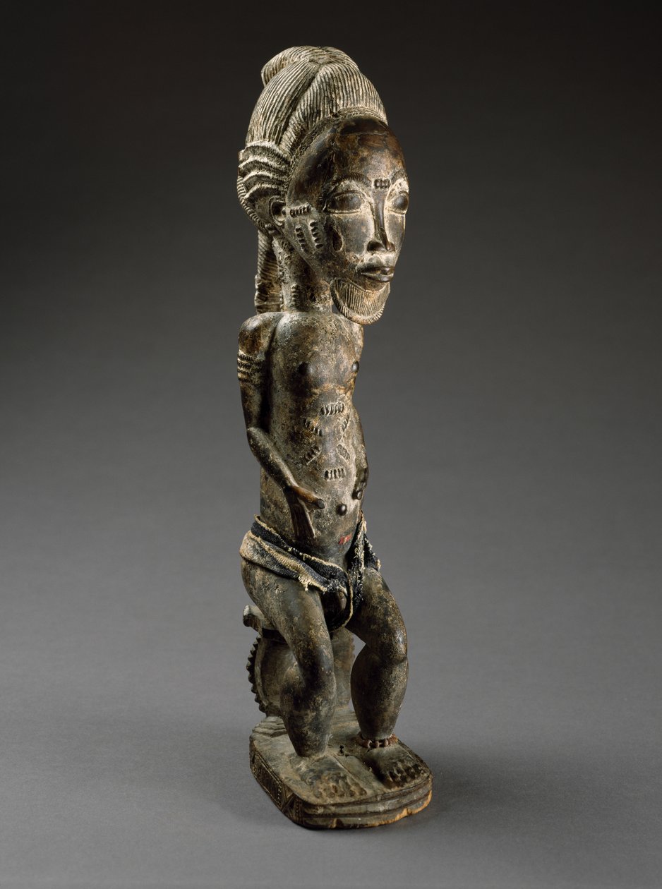 Nature Spirit (asie usu), Elefántcsontpart, 19. század vége (fa, áldozati anyagok, pamutkendők és gyöngyök) alkotó: Culture Baule