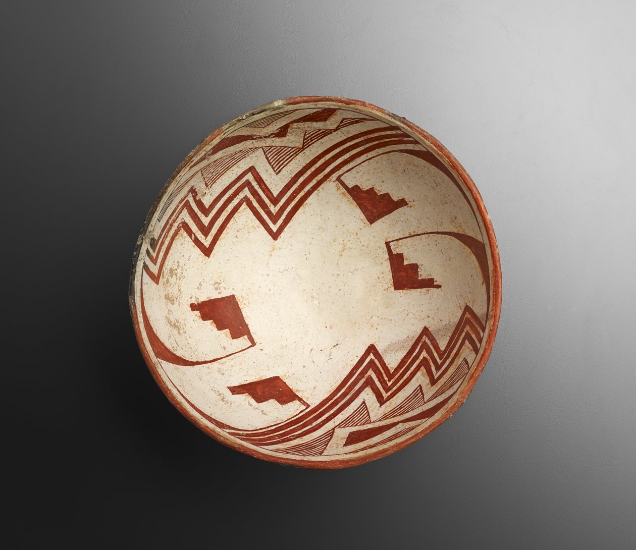 Tál geometriai mintákkal, 900-1100 (cserép festéssel) alkotó: Culture Mimbres