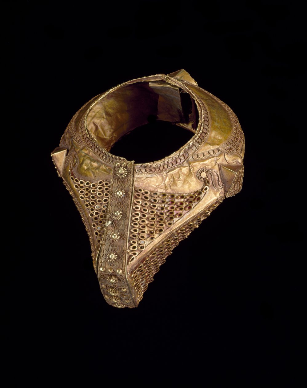 Menyasszonyi karkötő (gelang gadang podang), 19. század vége – 20. század eleje (kalapált arany filigrán és granulátummal) alkotó: Culture Minangkabau