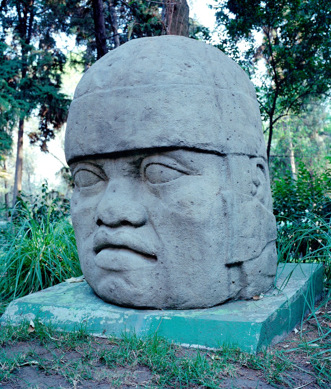 Kolumbiai előtti civilizáció: kolosszális olmék fej. Kr.e. 10-7. Mexikó. Park Musee de La Vente alkotó: Culture Olmec