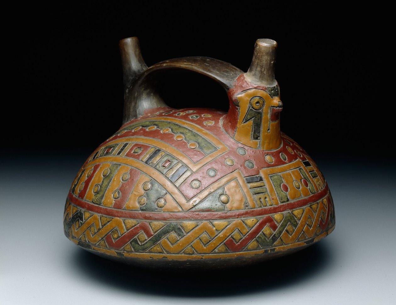 Sólymot ábrázoló, kettős kiöntős hevedernyeles edény, korai horizont, 8. korszak, ie 500-400 körül. (kerámia és gyanta-szuszpendált festék) alkotó: Culture Paracas