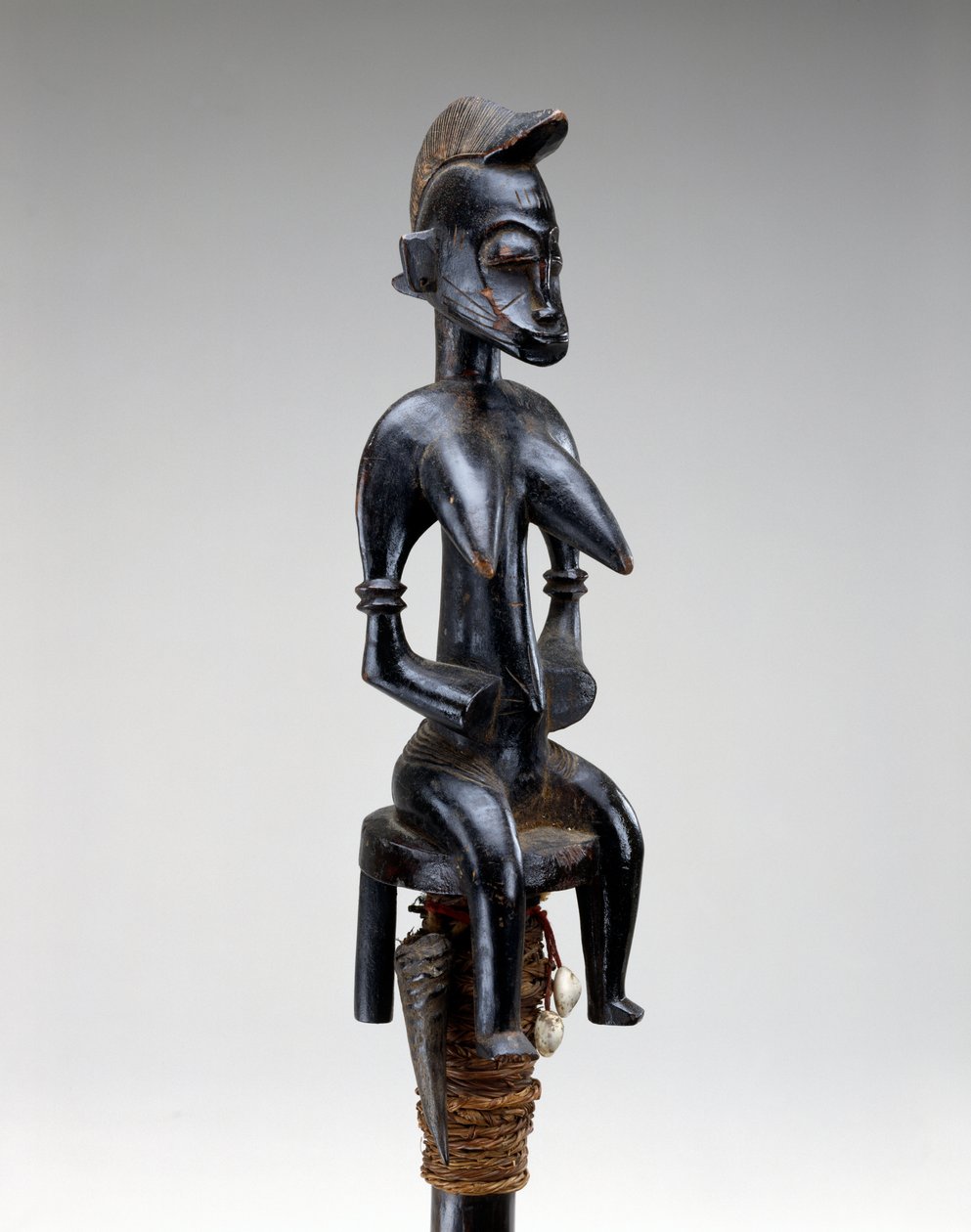 Bajnokművelő bot, Korhogo régió, Elefántcsontpart, 19. század vége - 20. század eleje (fa, kagylóhéj, növényi rost, szarv és vas). alkotó: Culture Senufo