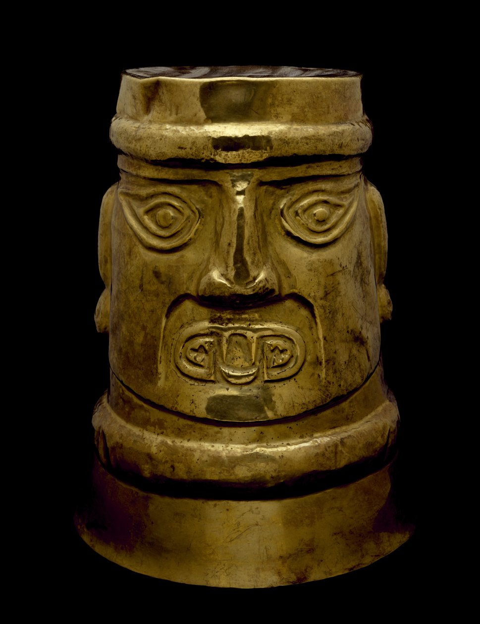 Pohár, amely egy istenséget ábrázol Sicán-stílusú szemekkel és agyarokkal, i.sz. 800-1350 (arany) alkotó: Culture Sicán